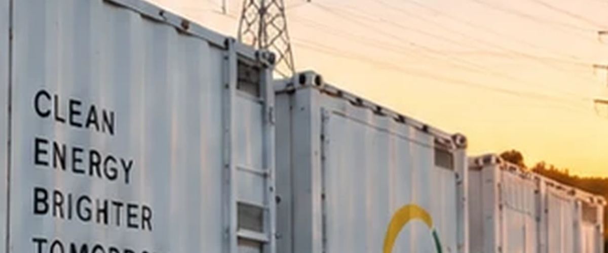 Container di batterie e linee elettriche al tramonto