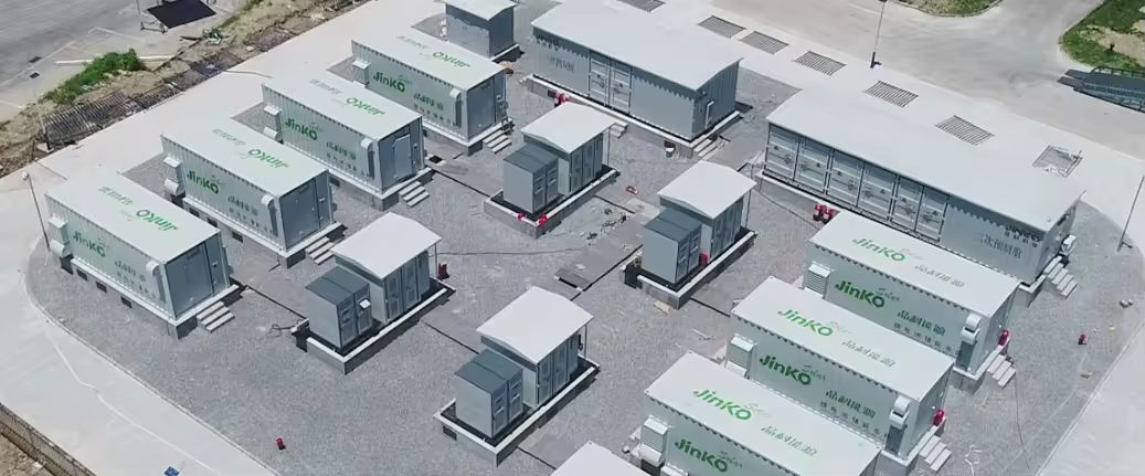 Campo di accumulo elettrochimico BESS con container a celle LFP