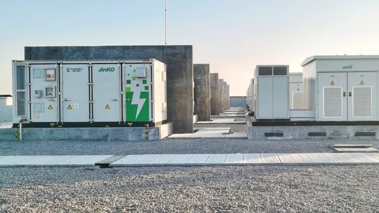 Container di accumulo Jinko in un impianto BESS